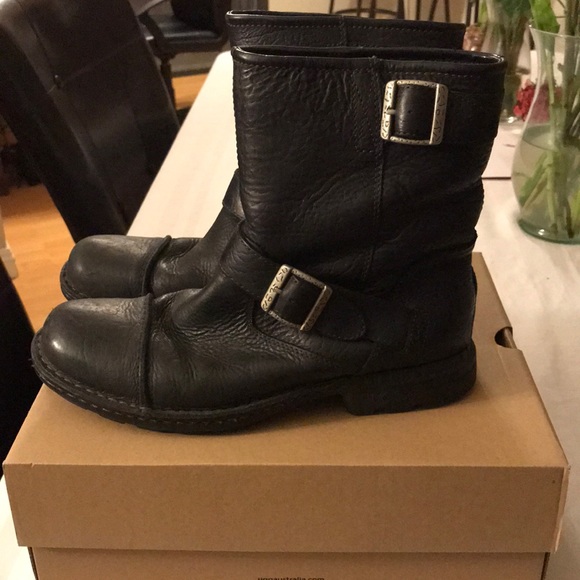 Men\u2019s Ugg boot size 9 black used.